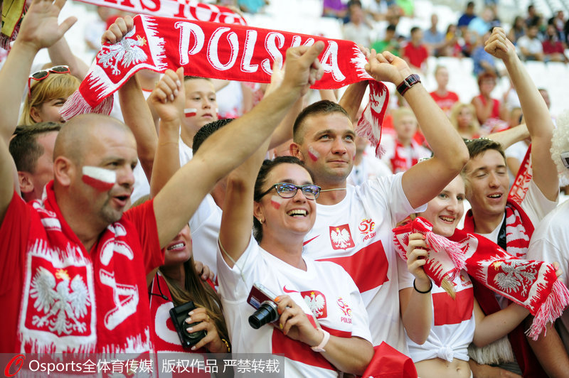 波蘭球迷激情助威