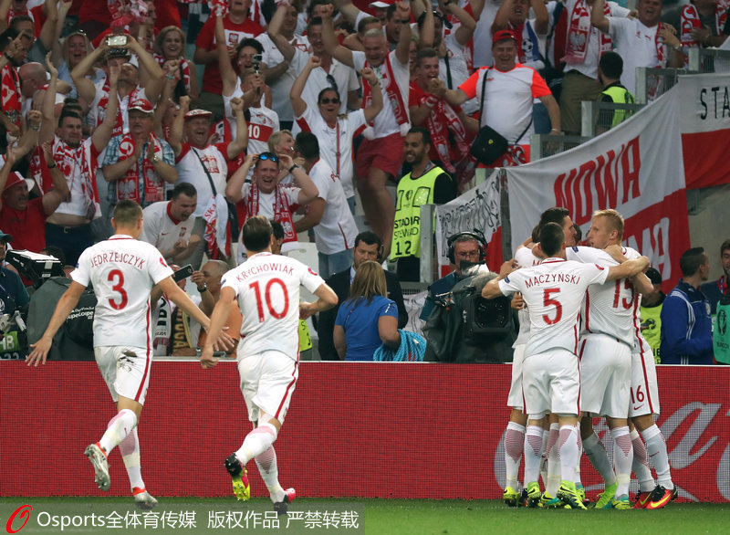 波蘭隊慶祝進球