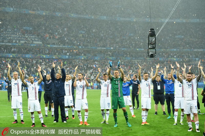 冰島隊以特有的方式與球迷共同鼓掌舞動