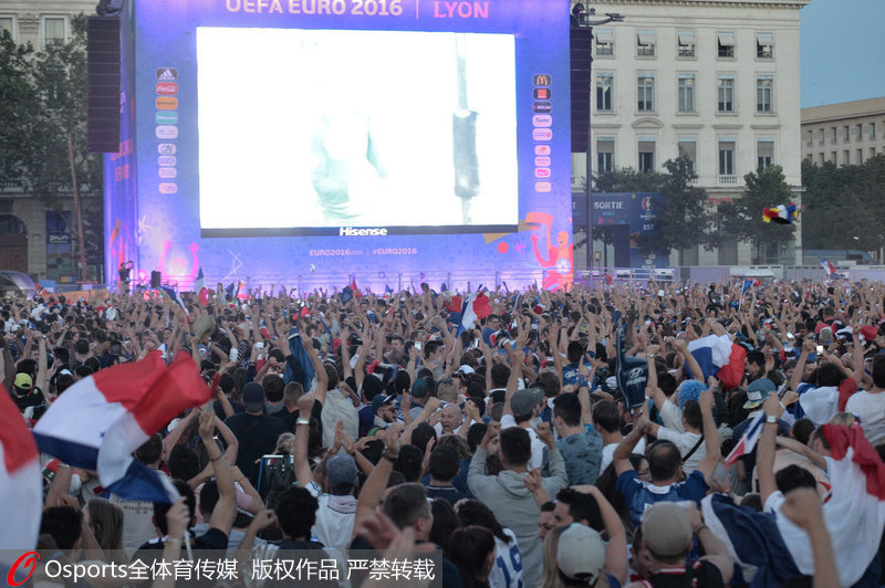裡昂球迷在大屏幕前大肆慶祝
