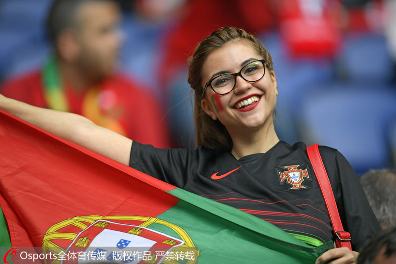 葡萄牙球迷展示旗幟