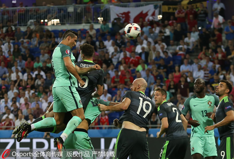 C羅高高躍起頭球破門為葡萄牙隊首開記錄