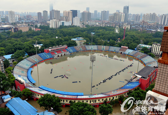组图:武汉连降暴雨 中甲卓尔队主场被淹