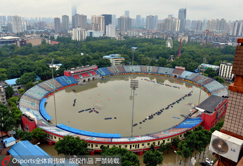 高清:武汉连降暴雨 中甲卓尔队主场被淹