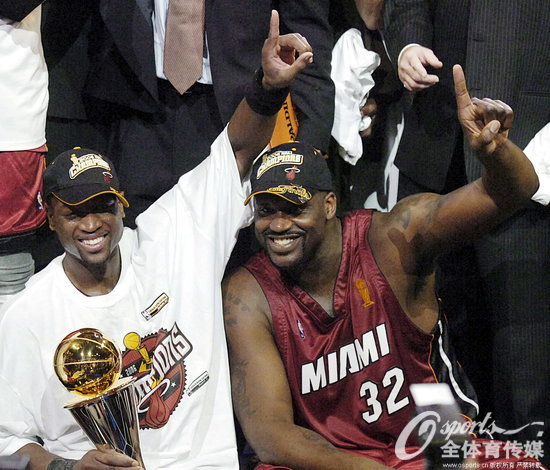 韋德（左）與奧尼爾為熱火獲得2005-06賽季總冠軍，這是韋德生涯第一座NBA總冠軍，他也成為當時NBA歷史上第五年輕獲得總決賽MVP的球員。（資料圖）
