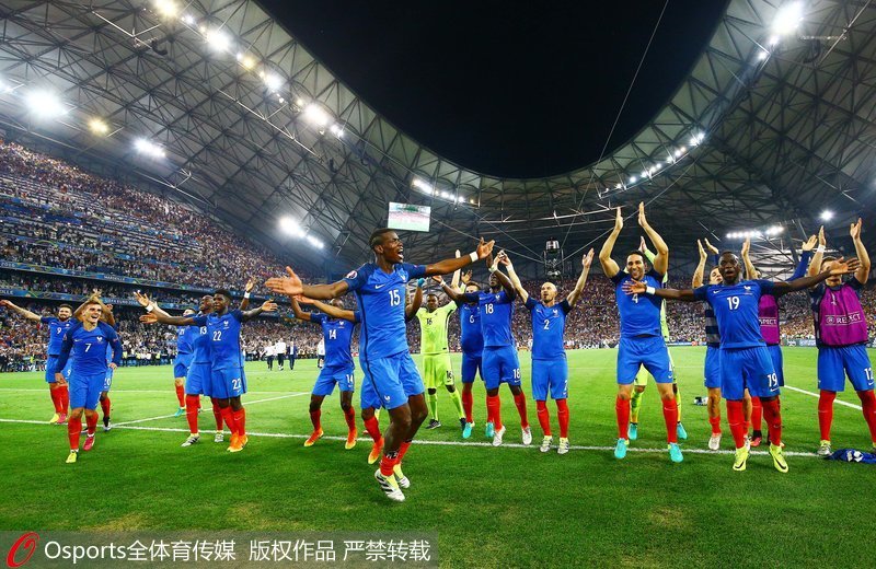 法国队模仿冰岛“维京战吼”庆祝胜利