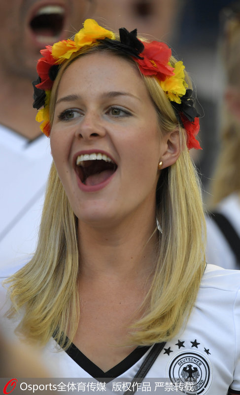 德國隊女球迷正在吶喊助威