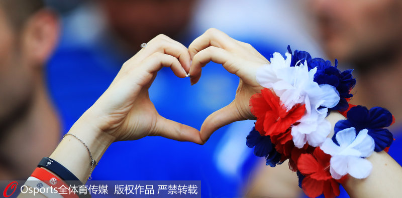 法國隊女球迷在開賽前比愛心表支持