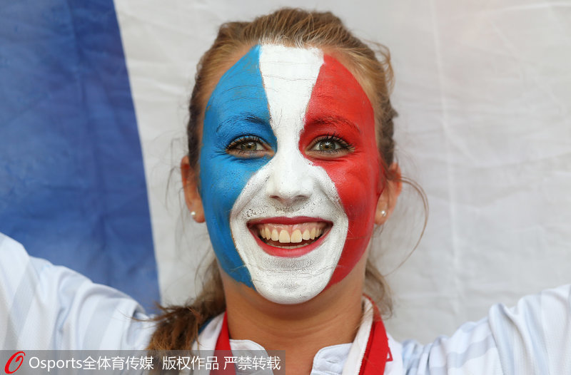 把國旗畫在臉上以示支持的法國隊女球迷