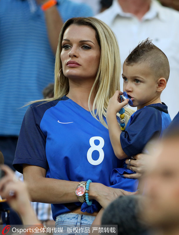 法國隊隊員佩耶的妻子攜兒子觀賽