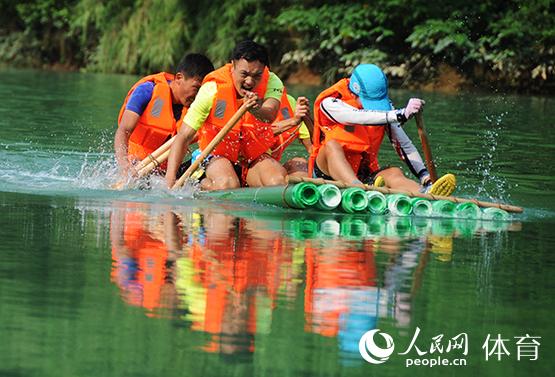 運動員在扎筏泅渡比賽中