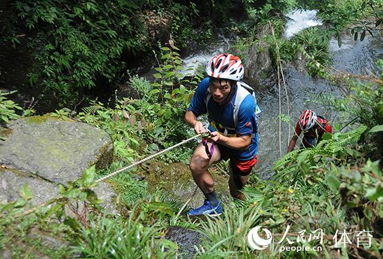 運動員在團體溯溪比賽中