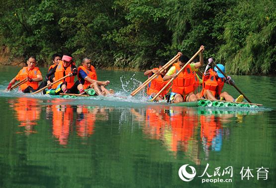 運動員在扎筏泅渡比賽中