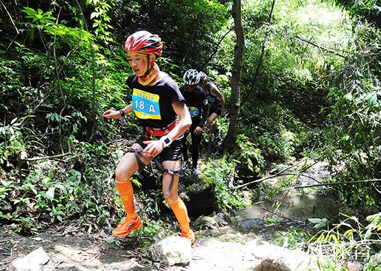 運動員在團體溯溪比賽中