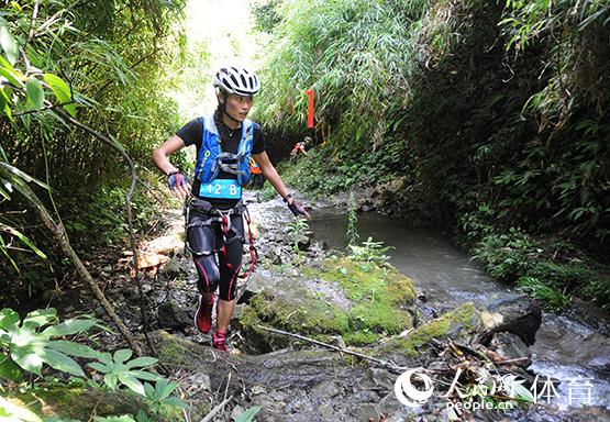 運動員在團體溯溪比賽中