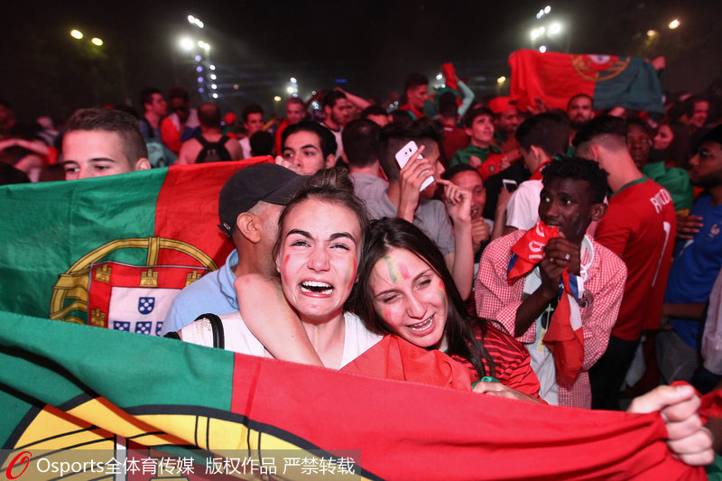高清：同悲同喜不离不弃 葡萄牙球迷为胜利欢呼