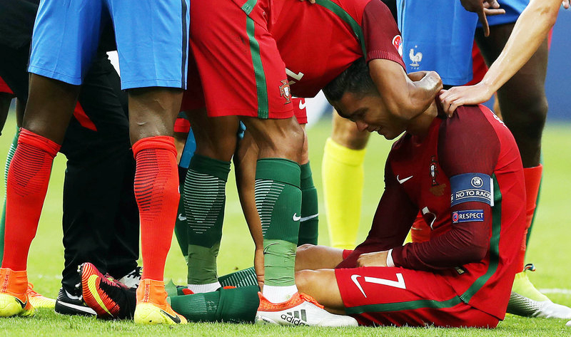 欧洲杯决赛 C罗受伤离场