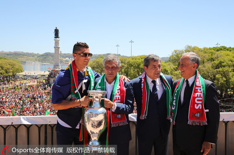 葡萄牙總統德索薩與C羅共舉德勞內杯