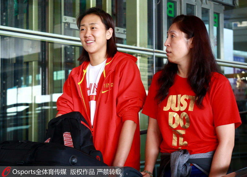 北京時間7月13日，女籃飛抵北京，高頌和助教鄭薇正在交流。