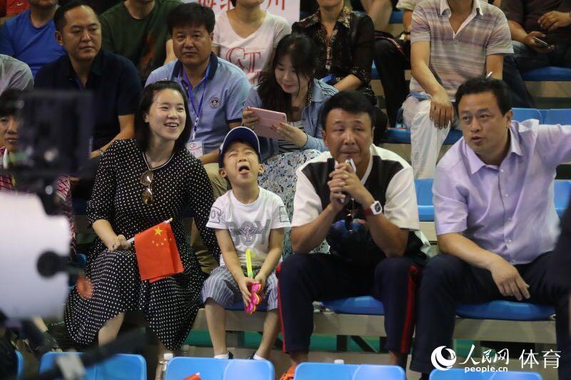 前女子奥运冠军王楠一家人在现场观看热身赛。张春生摄