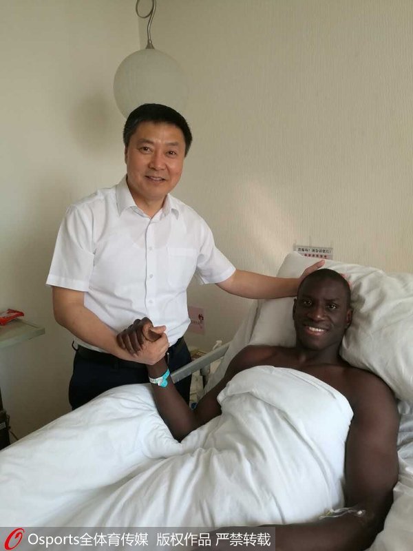 高清:登巴巴在上海接受手术 手术预计2个半小