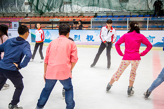 全國大學生記者冰雪運動體驗營活動在北京舉行【2】