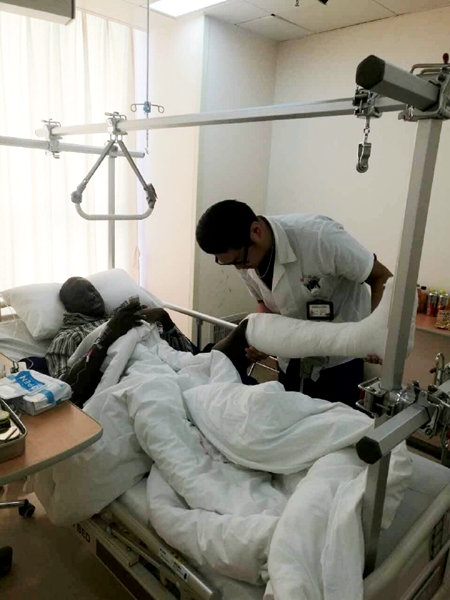 醫護人員檢查登巴巴術后恢復情況（圖片來源：申花官微）