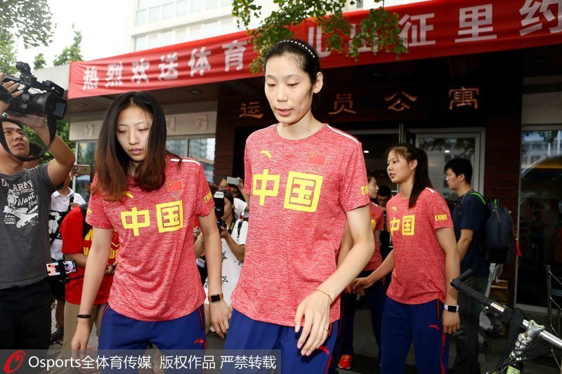 丁霞、朱婷、龔翔宇（從左至右）離開運動員公寓