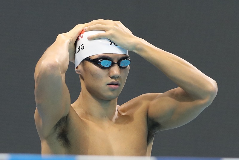 中國游泳隊隊員寧澤濤在訓練前准備