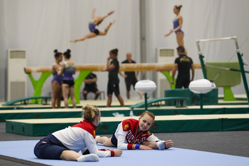 俄羅斯體操隊選手斯皮裡多諾娃·達裡婭與隊友在訓練中。