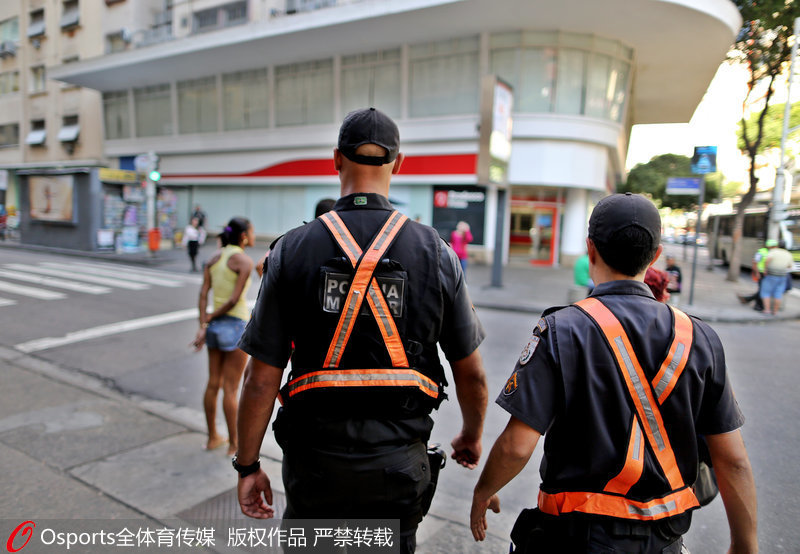 裡約警察在街頭巡邏