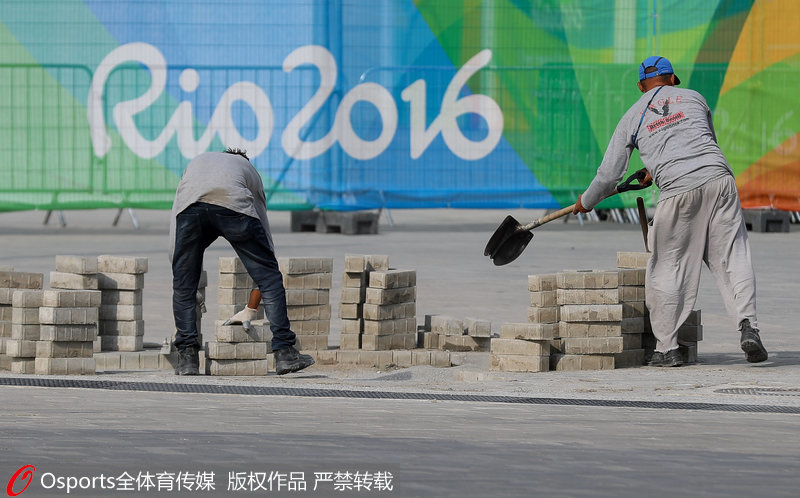 工人正在奧運場館外施工