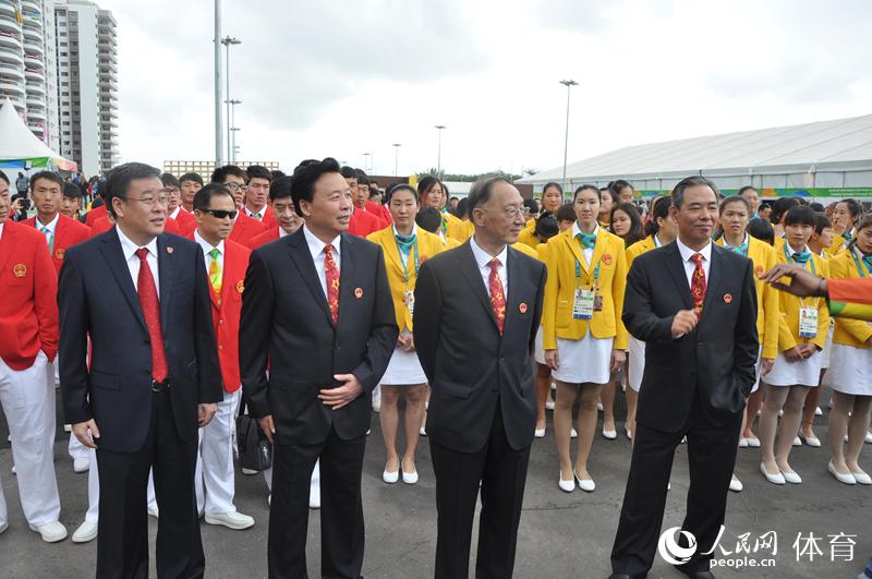 中國代表團團長劉鵬(左三)參加升旗儀式 人民網記者楊磊攝