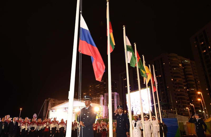 旗手升起俄羅斯國旗。