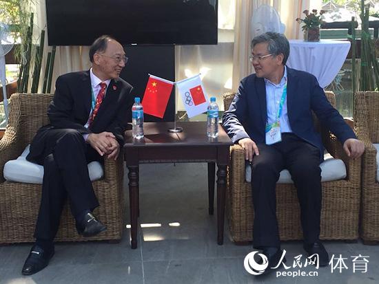 國家體育總局局長劉鵬（左）與人民日報副總編輯謝國明親切交談。人民網記者 史家民攝