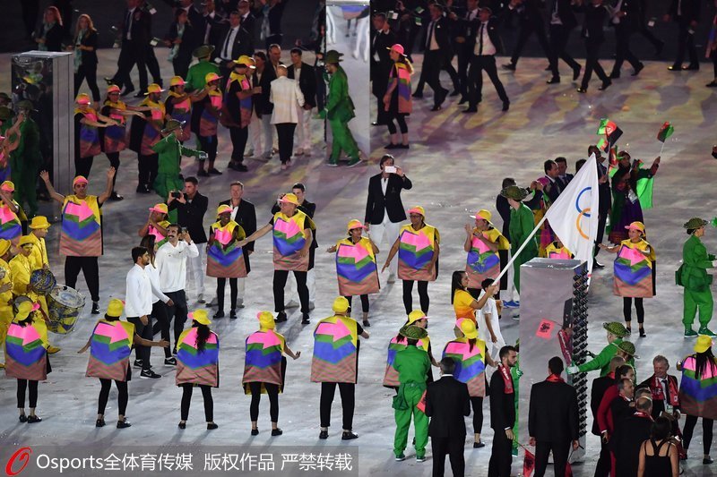由志願者手執五環旗引領以獨立身份參加奧運會的科威特運動員