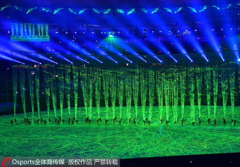 表演者們用綠色勾勒出亞馬遜叢林
