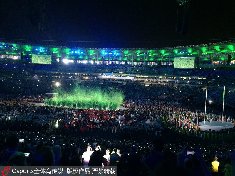 人海中表演者們升起綠色五環旗