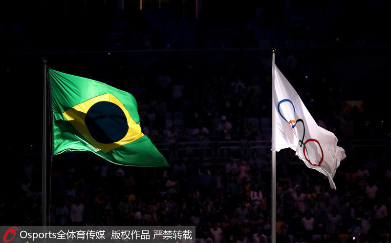 飄揚的巴西國旗和奧林匹克五環旗