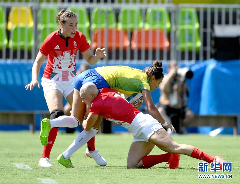 巴西當地時間8月6日中午，在2016年裡約奧運會7人制橄欖球女子組比賽中，英國隊以29比3戰勝巴西隊。英國隊球員費希爾將頭發剃光，在比賽中猶如男隊員一樣凶猛彪悍。新華社記者王毓國攝