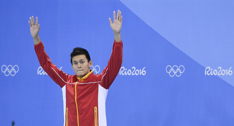 中国选手孙杨在颁奖仪式上庆祝。
