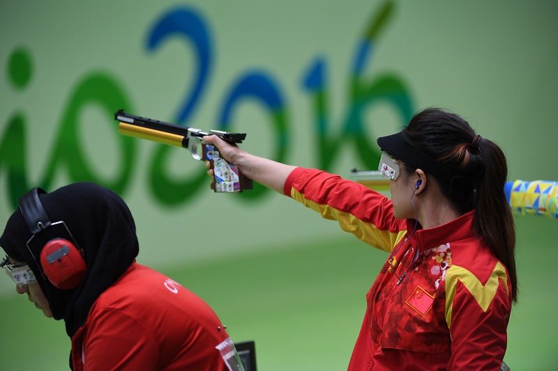 中国选手郭文�B（右）在预赛中。