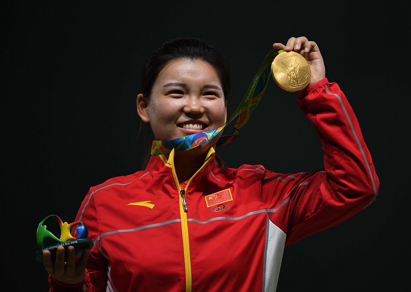张梦雪在颁奖仪式上展示金牌。
