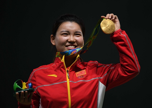 張夢雪在頒獎儀式上展示金牌 新華社記者韓瑜慶攝