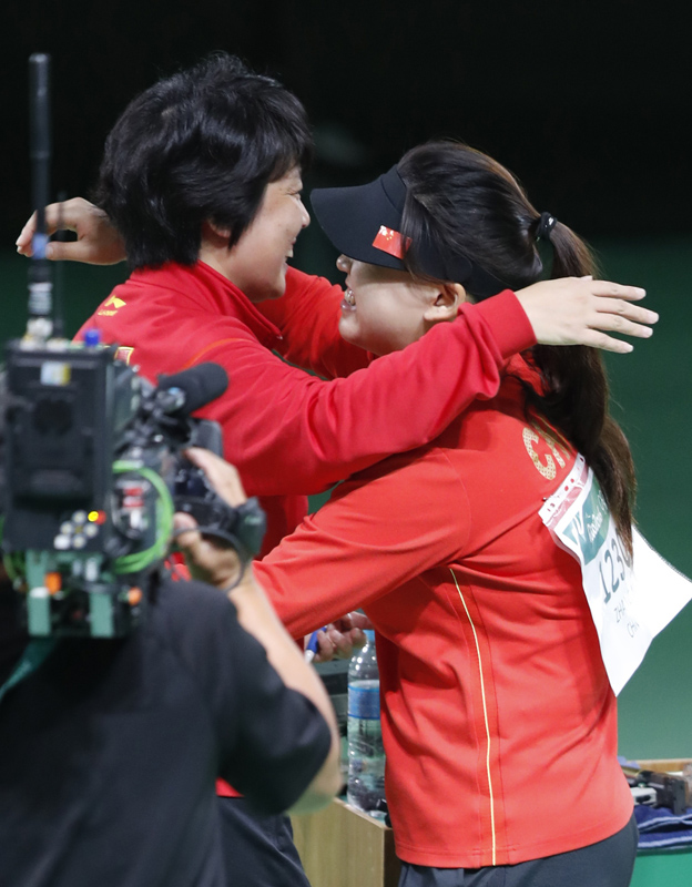 张梦雪（右）赛后与教练拥抱。