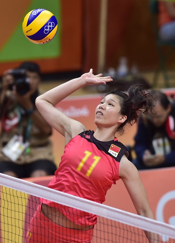 中國隊球員徐雲麗在比賽中扣球。 