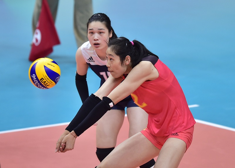 中國隊球員朱婷（右）在比賽中接球。