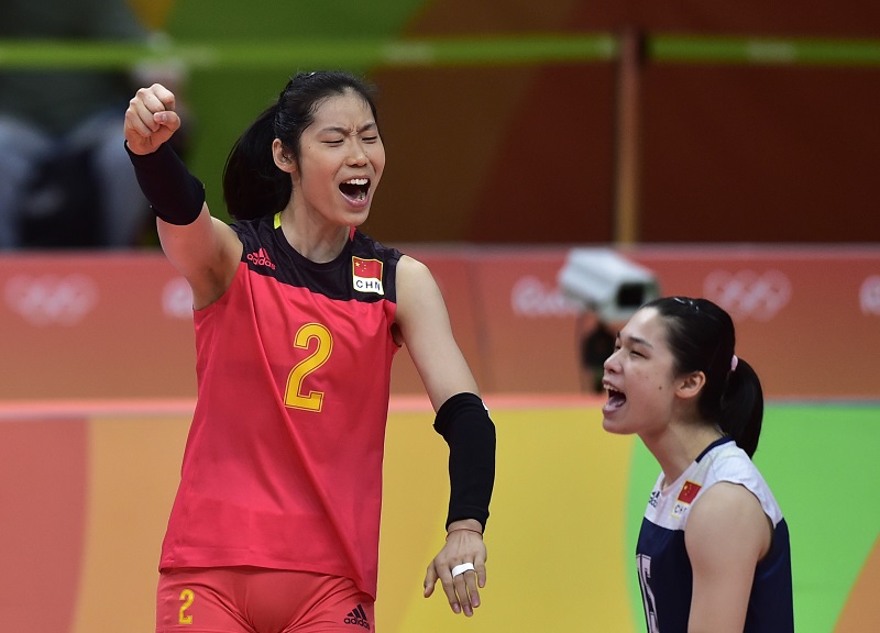 中國隊球員朱婷（左）在比賽中慶祝得分。 