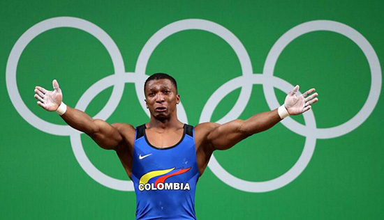 8月8日，菲格羅亞慶祝奪冠。 當日，在2016年裡約奧運會舉重男子62公斤級決賽中，哥倫比亞選手菲格羅亞以318公斤的總成績奪冠。新華社記者李明攝