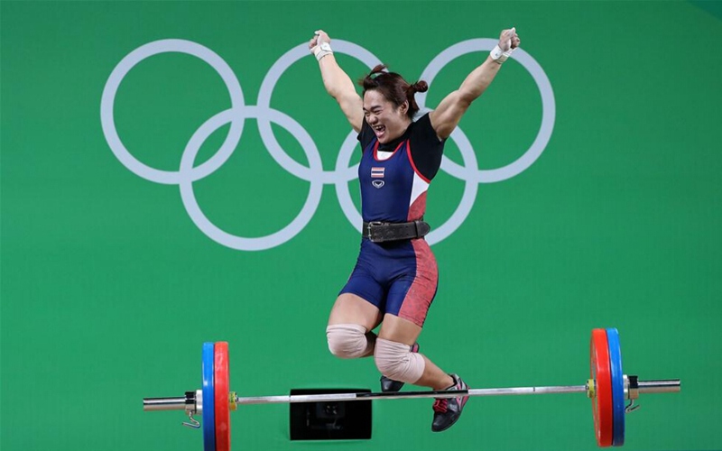 巴西當地時間8月8日下午，在2016裡約奧運會舉重女子58公斤級A組決賽中，泰國選手斯裡素拉以110公斤的成績打破抓舉奧運會紀錄。 新華社記者李明攝
